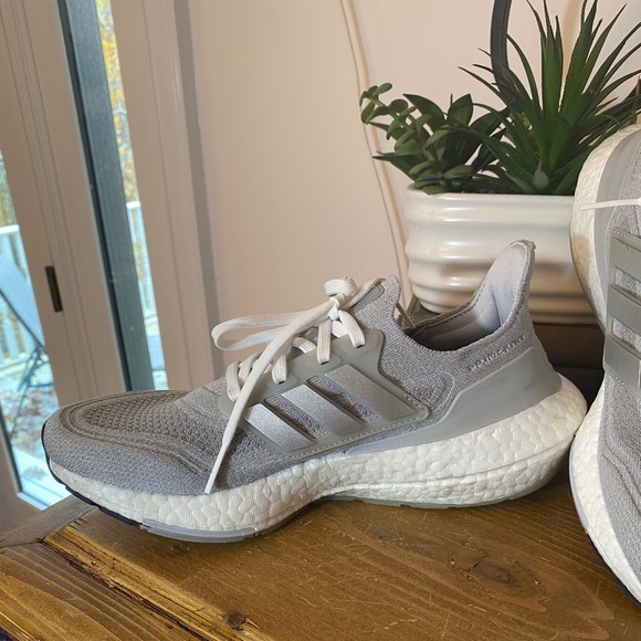Adidas Primeblue Ultraboost Grey and White Sneakers - Size 8 - Picture 4 of 15